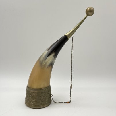 Рог изобилия (кубок для вина), украшенный растительным декором