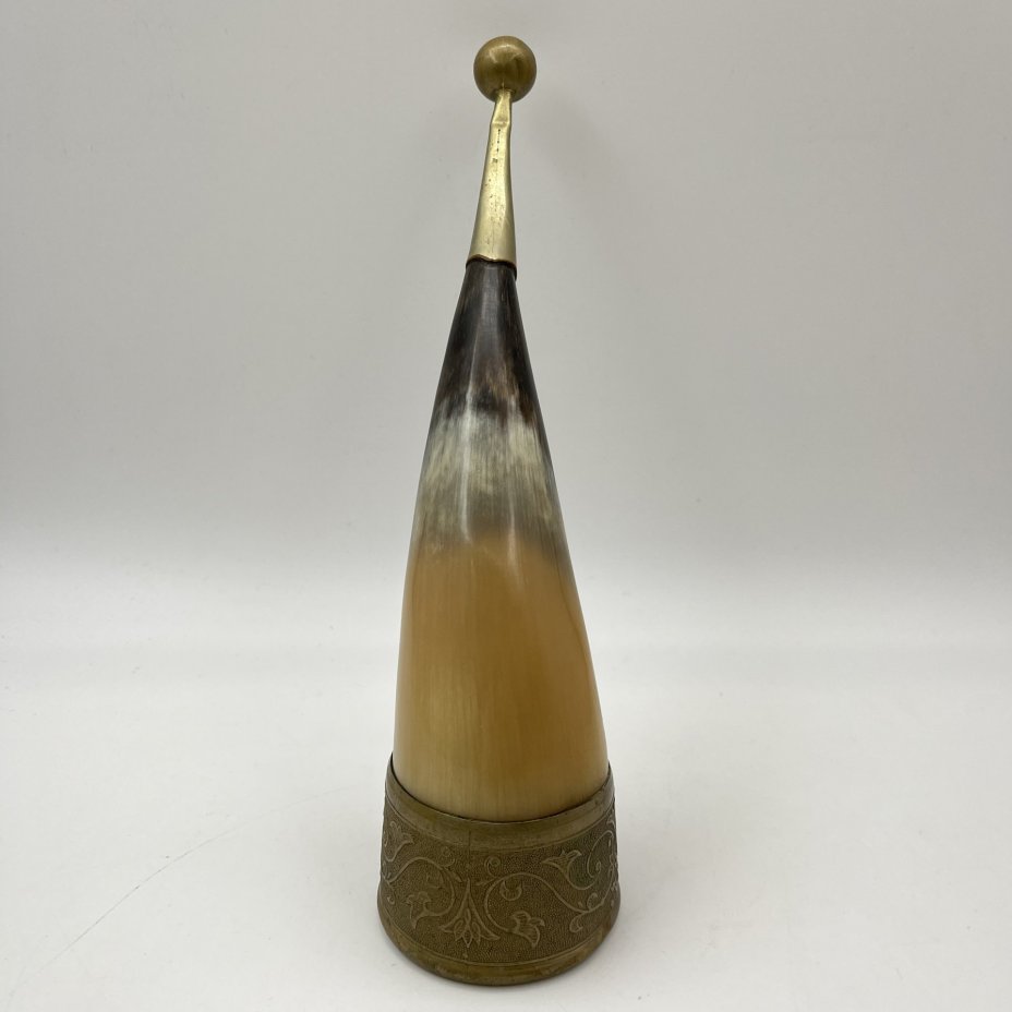 Рог изобилия (кубок для вина), украшенный растительным декором