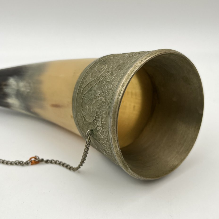 Рог изобилия (кубок для вина), украшенный растительным декором