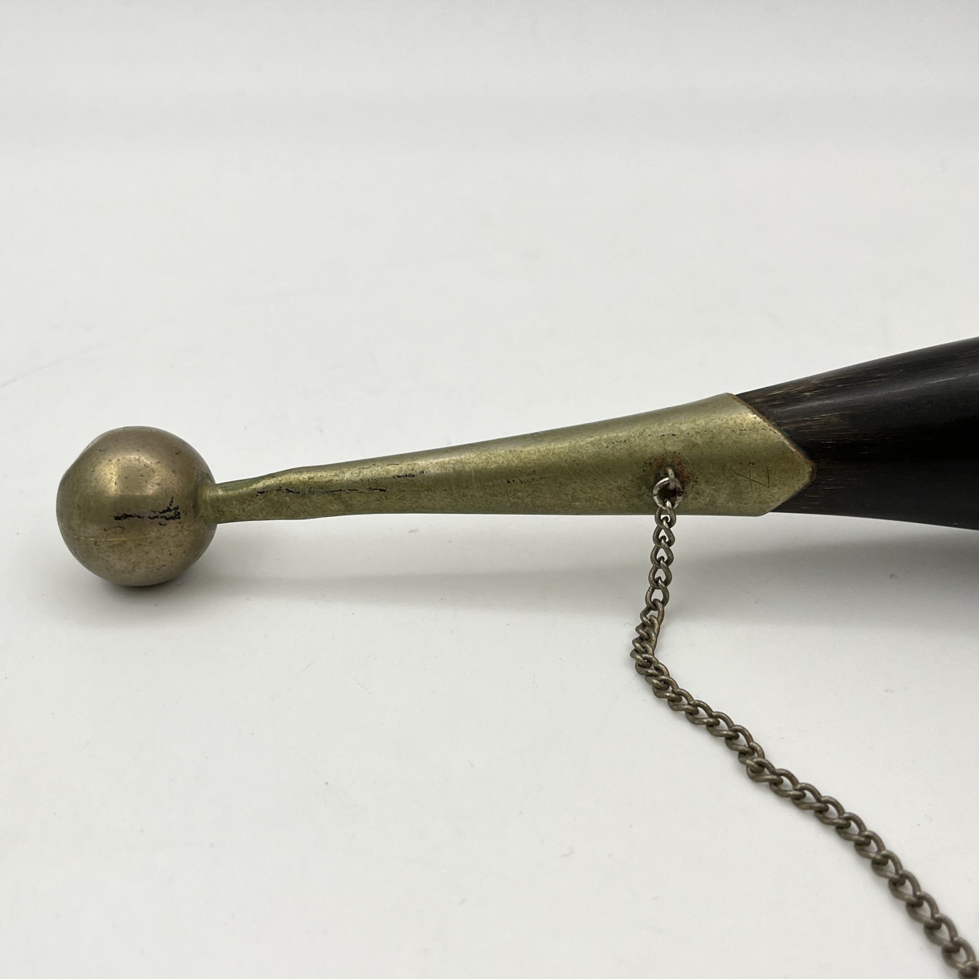 Рог изобилия (кубок для вина), украшенный растительным декором