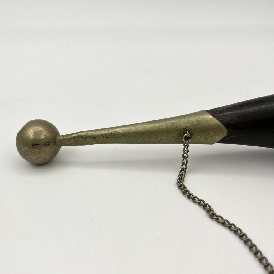 Рог изобилия (кубок для вина), украшенный растительным декором