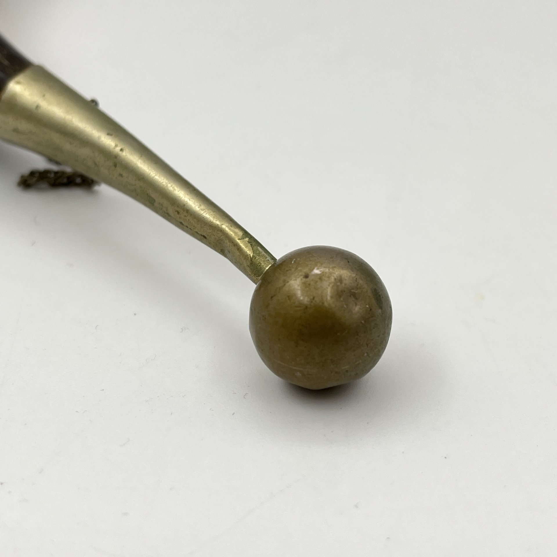 Рог изобилия (кубок для вина), украшенный растительным декором