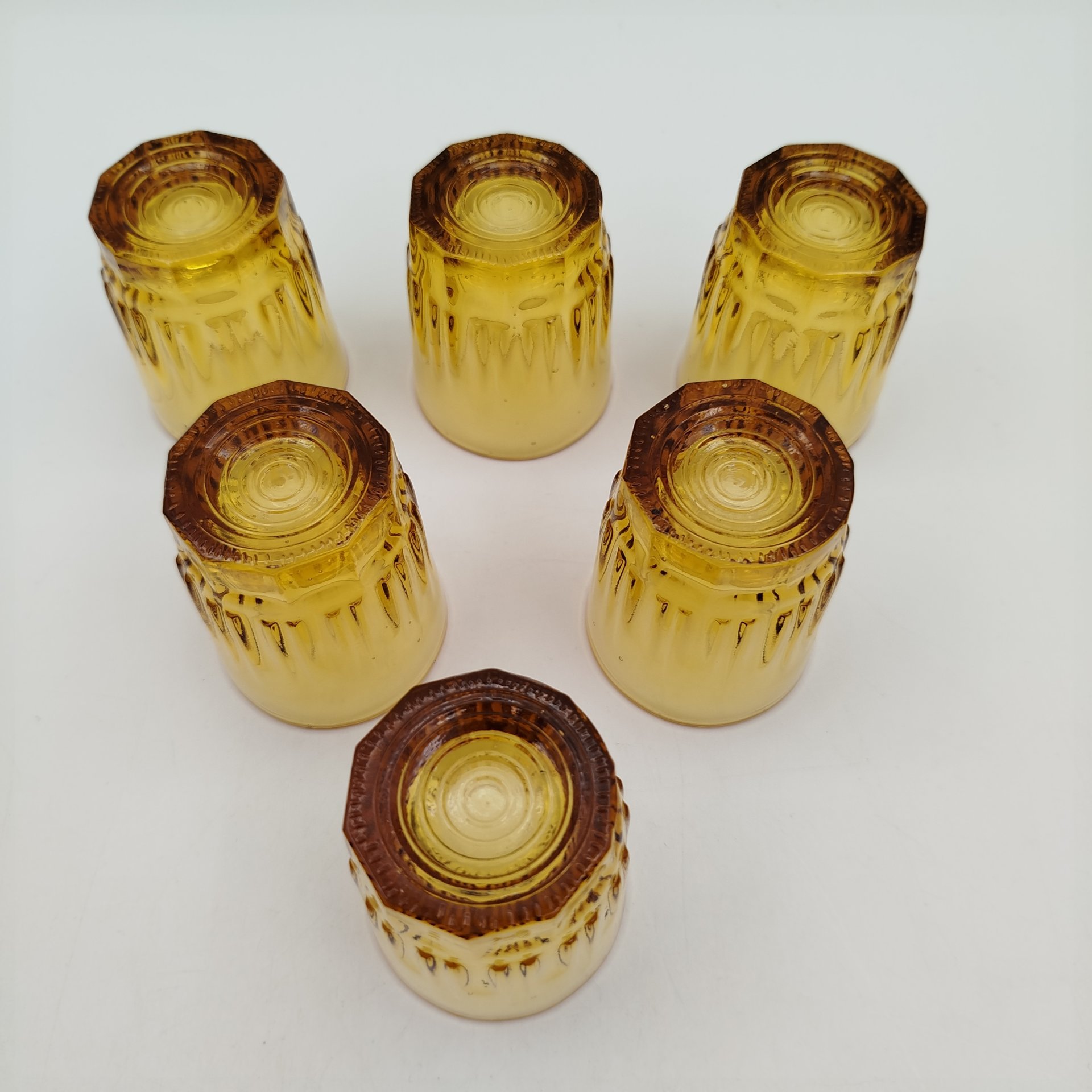 Набор стопок на 6 персон янтарного оттенка, цветное стекло