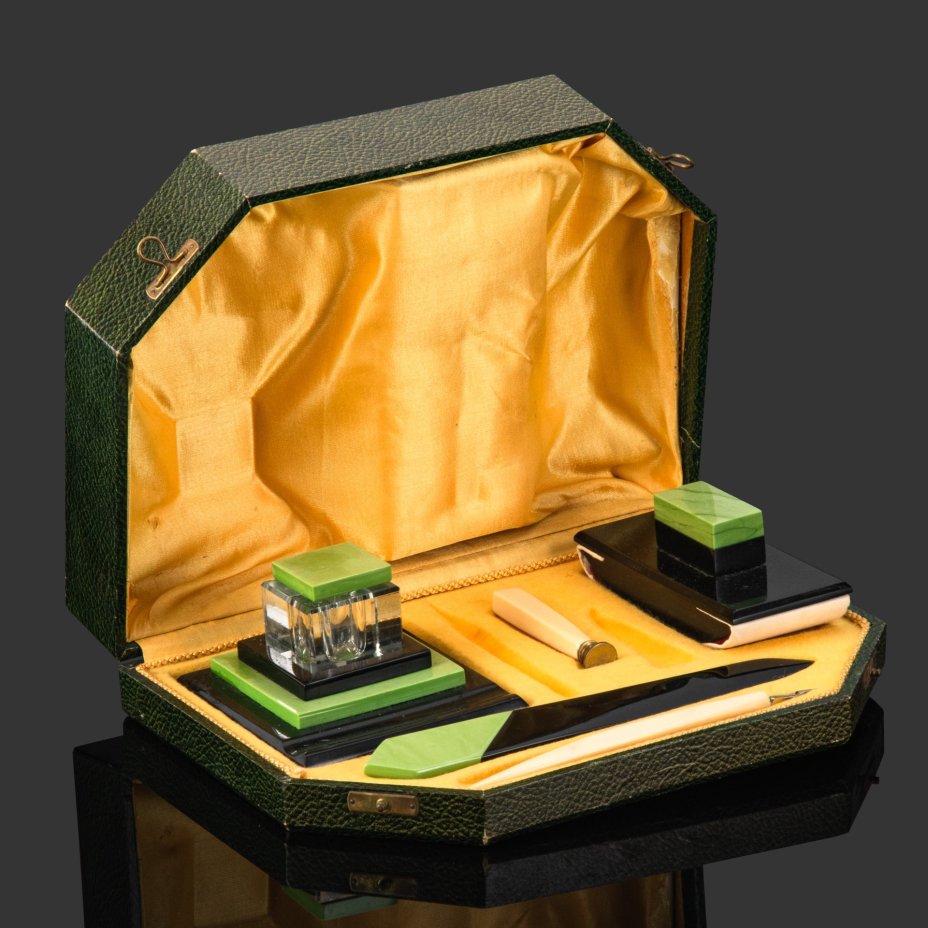 Письменный набор в оригинальном футляре: чернильница, ручка перьевая, нож для вскрытия конвертов, промокашка, форма для сургучной печати, пластик, стекло, металл, Западная Европа, 1910-1940 гг.