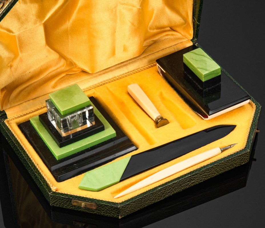 Письменный набор в оригинальном футляре: чернильница, ручка перьевая, нож для вскрытия конвертов, промокашка, форма для сургучной печати