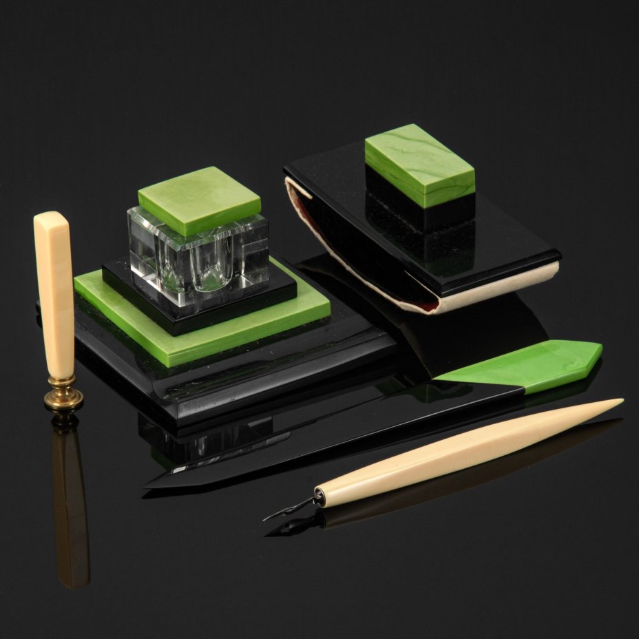 Письменный набор в оригинальном футляре: чернильница, ручка перьевая, нож для вскрытия конвертов, промокашка, форма для сургучной печати