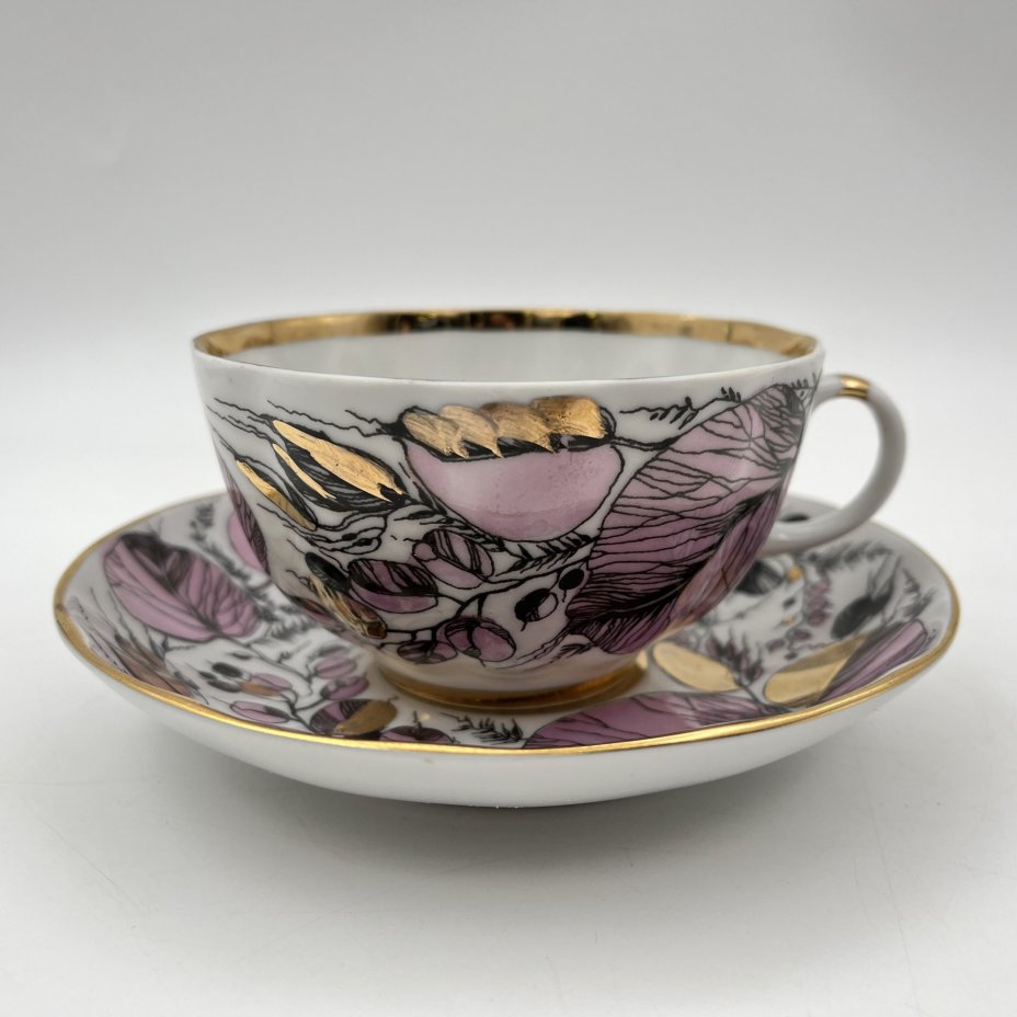 Чайная пара "Мой сад" в розовом оттенке, (из серии "Времена года"), форма "Тюльпан", автор формы С.Е. Яковлева, автор росписи Н.П. Славина, фарфор, деколь, люстр, золочение, Ленинградский фарфоровый завод (ЛФЗ), СССР, 1970-1991 гг.