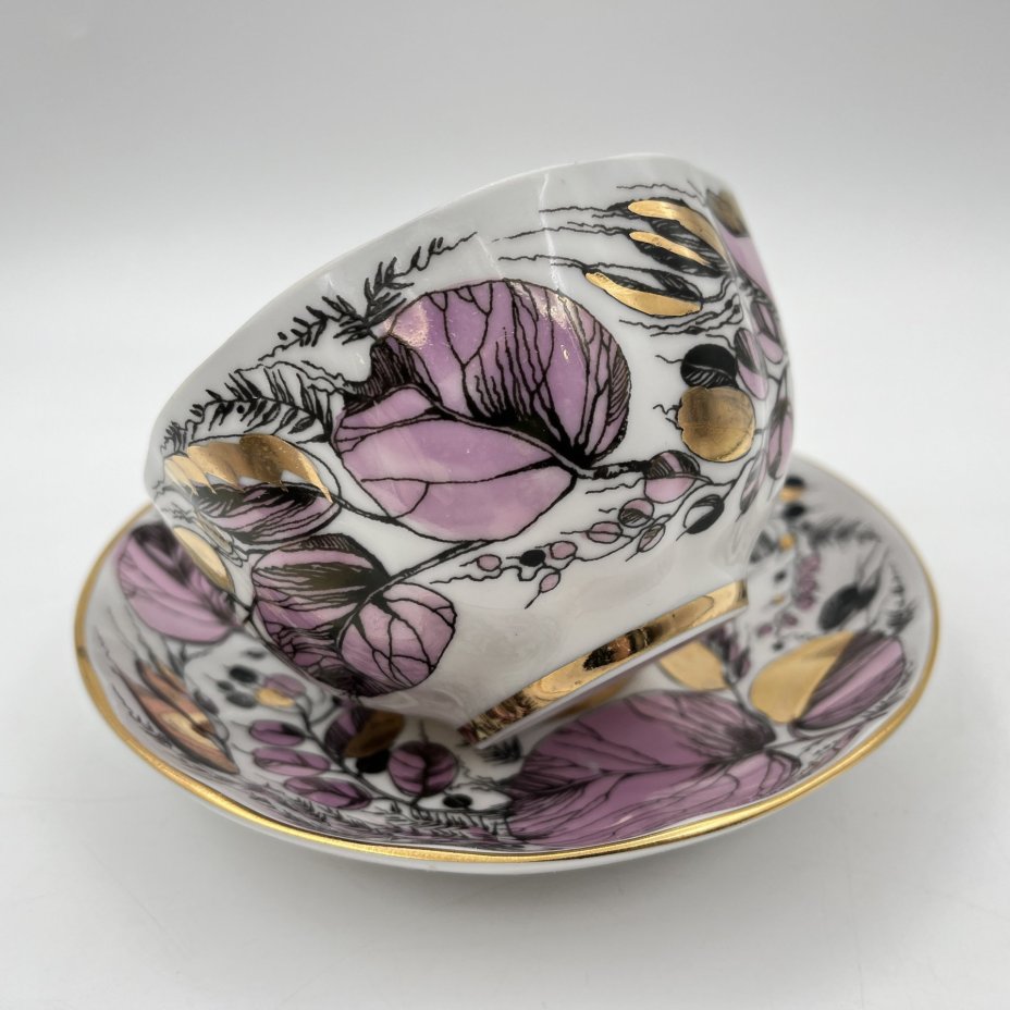 Чайная пара "Мой сад" в розовом оттенке, (из серии "Времена года"), форма "Тюльпан", автор формы С.Е. Яковлева, автор росписи Н.П. Славина, фарфор, деколь, люстр, золочение, Ленинградский фарфоровый завод (ЛФЗ), СССР, 1970-1991 гг.