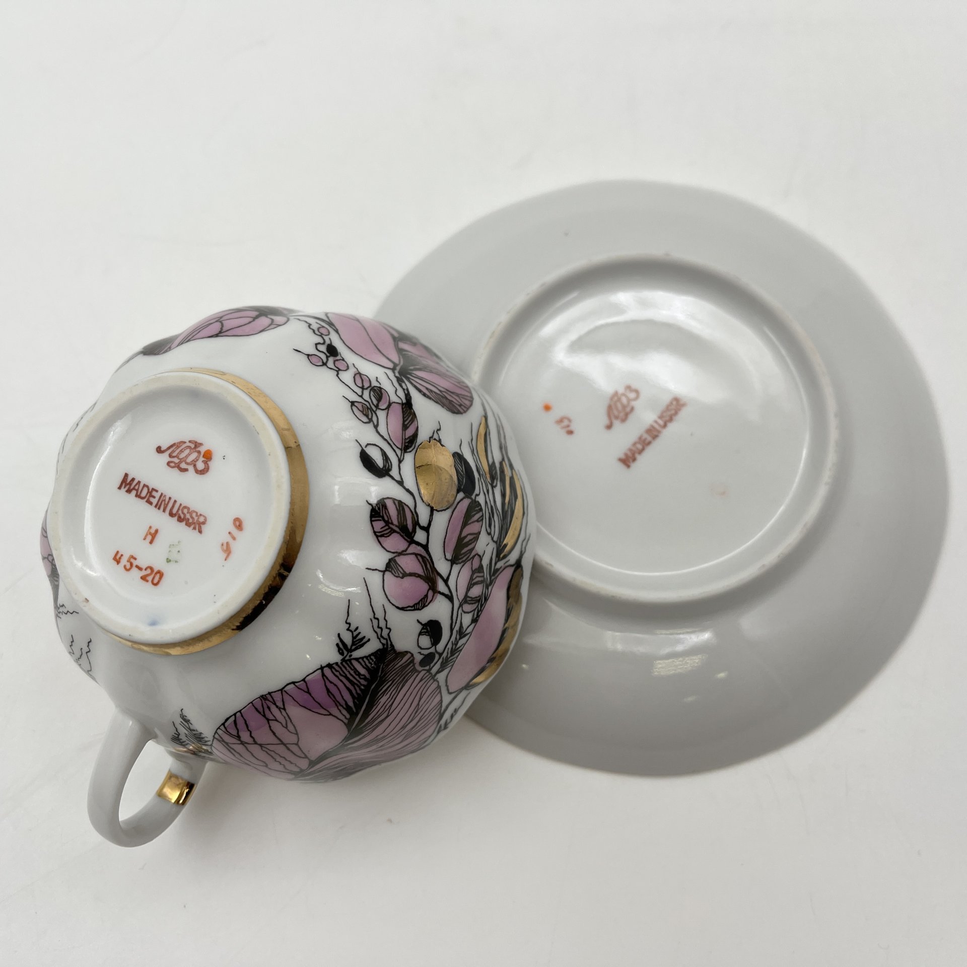 Чайная пара "Мой сад" в розовом оттенке, (из серии "Времена года"), форма "Тюльпан", автор формы С.Е. Яковлева, автор росписи Н.П. Славина, фарфор, деколь, люстр, золочение, Ленинградский фарфоровый завод (ЛФЗ), СССР, 1970-1991 гг.