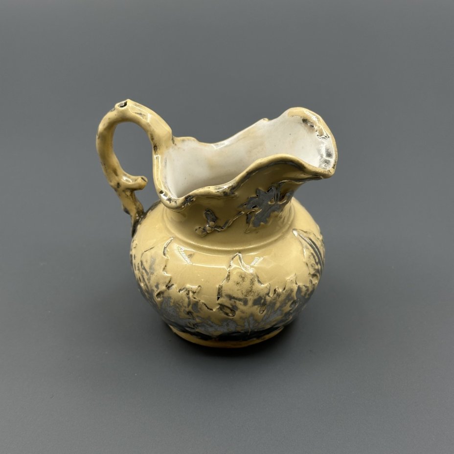 Сливочник (миниатюрный молочник), декорированный виноградной лозой