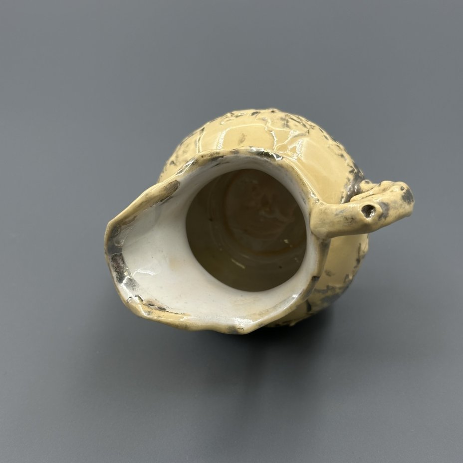 Сливочник (миниатюрный молочник), декорированный виноградной лозой