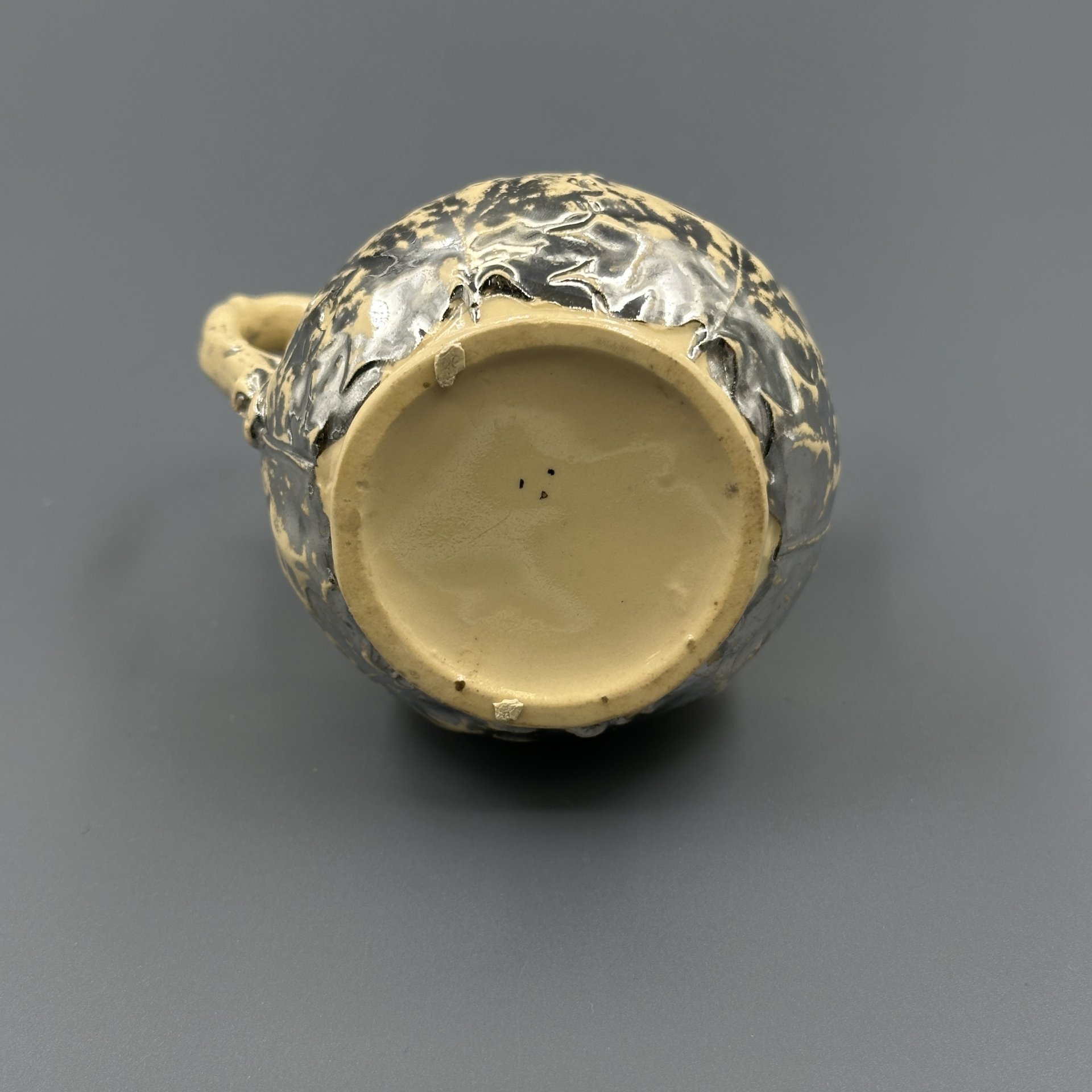 Сливочник (миниатюрный молочник), декорированный виноградной лозой