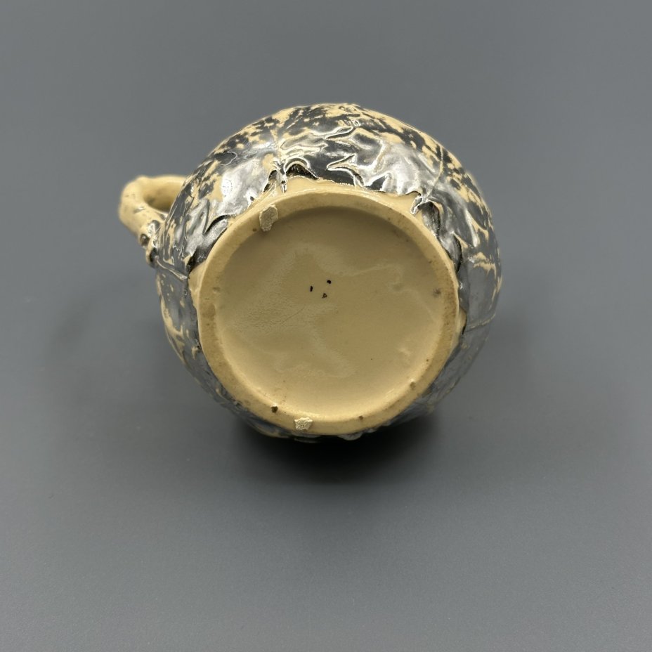 Сливочник (миниатюрный молочник), декорированный виноградной лозой