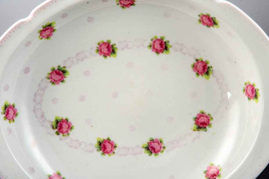 Блюдо углубленное с декором в виде роз, фарфор, деколь, Фарфоровая фабрика Гарднера, Российская империя, 1870-1890 гг.
