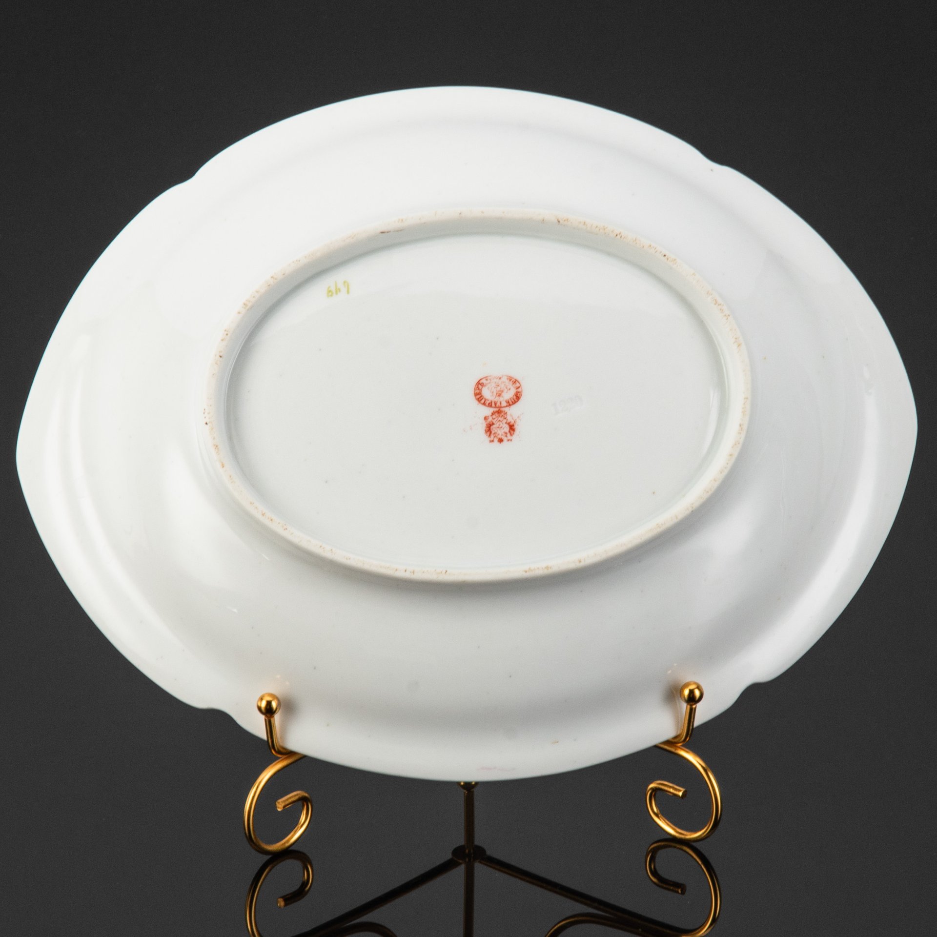 Блюдо углубленное с декором в виде роз, фарфор, деколь, Фарфоровая фабрика Гарднера, Российская империя, 1870-1890 гг.