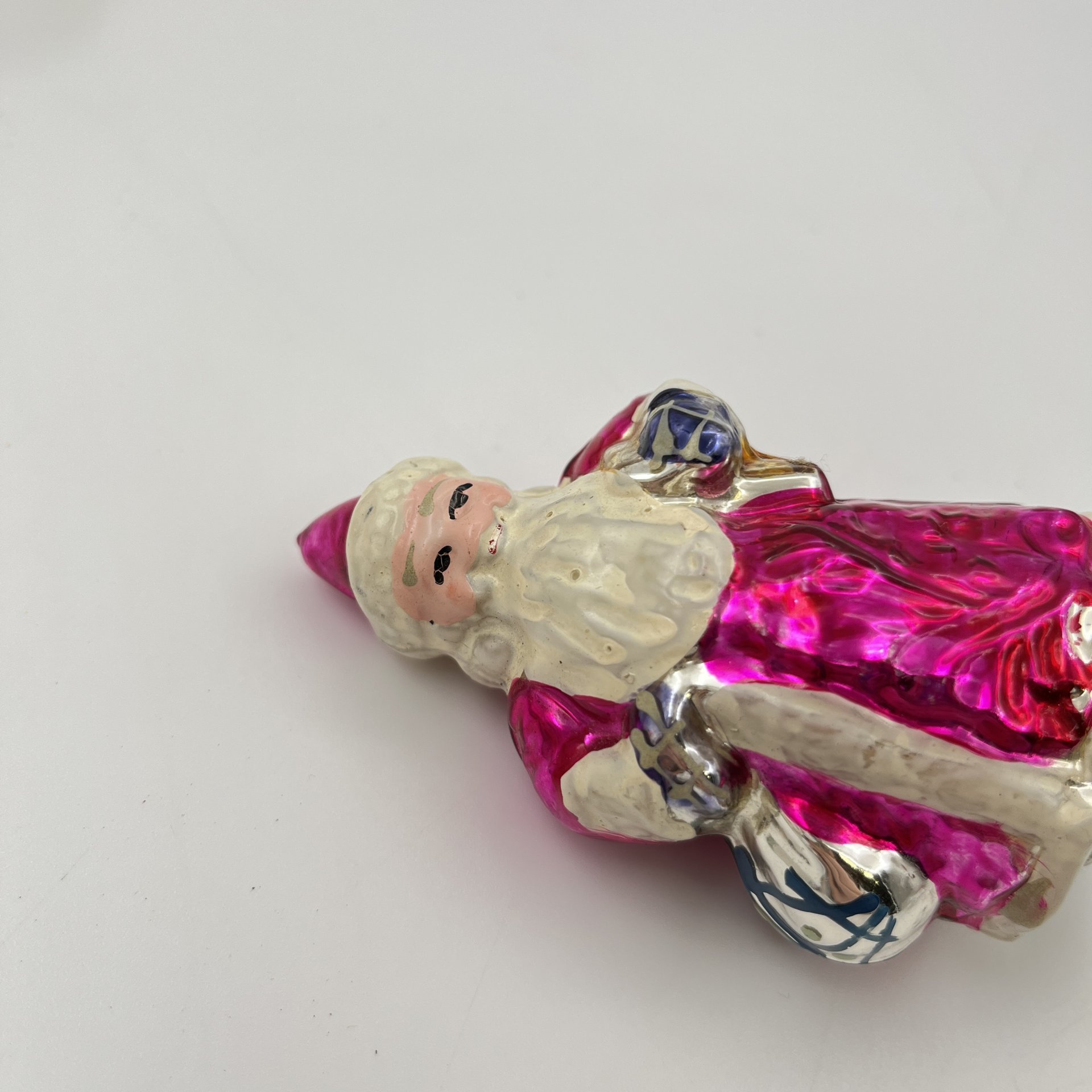 Игрушка ёлочная "Дед Мороз с подарками", стекло, аэрография, СССР, 1950-1970 гг.