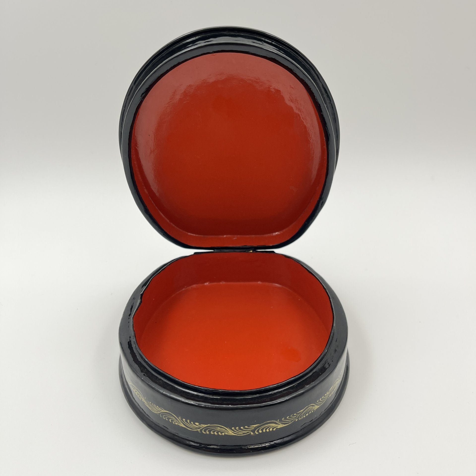 Шкатулка с лаковой миниатюрой "Бой петухов", автор Машин, Мстёра