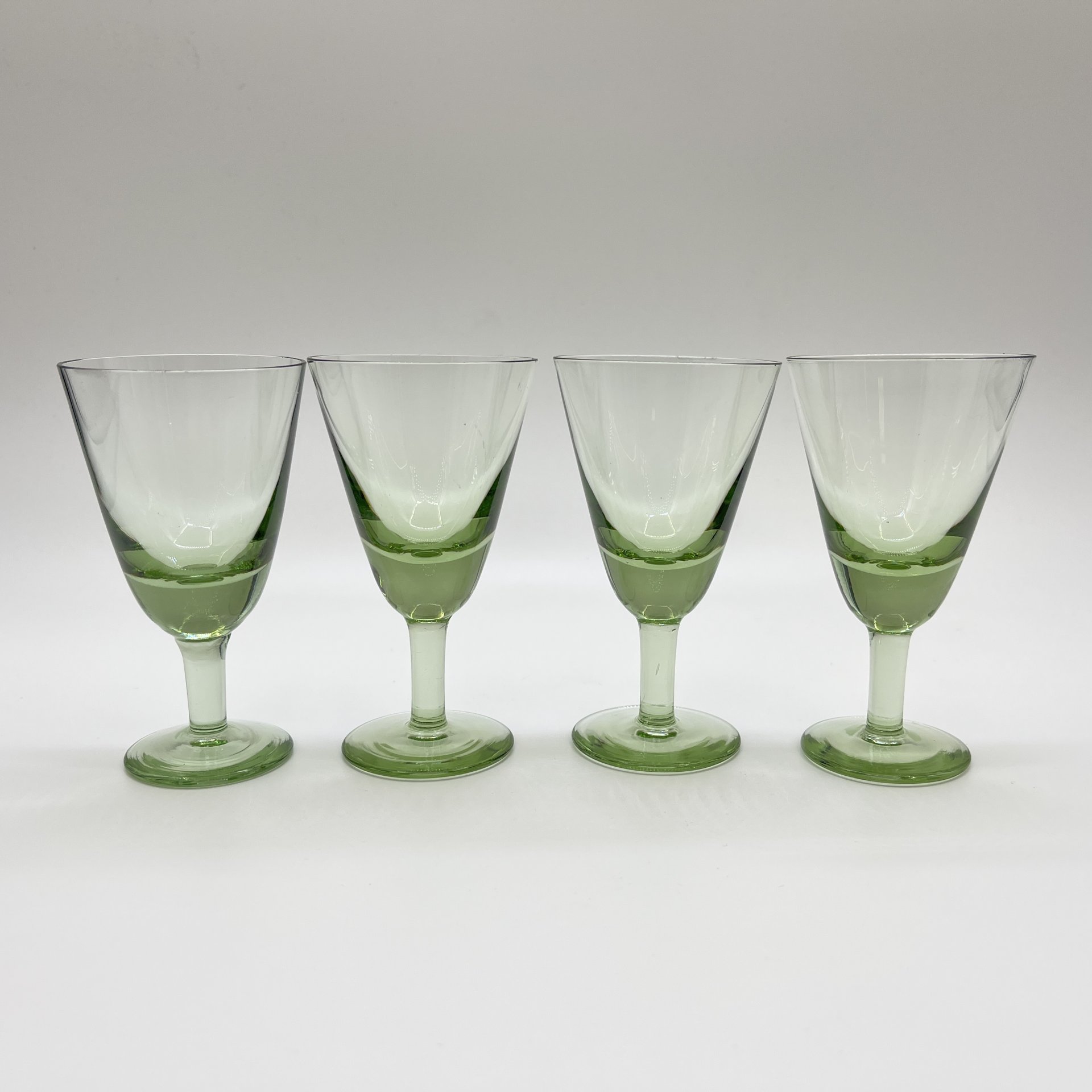 Набор рюмок на 4 персоны, цветное стекло