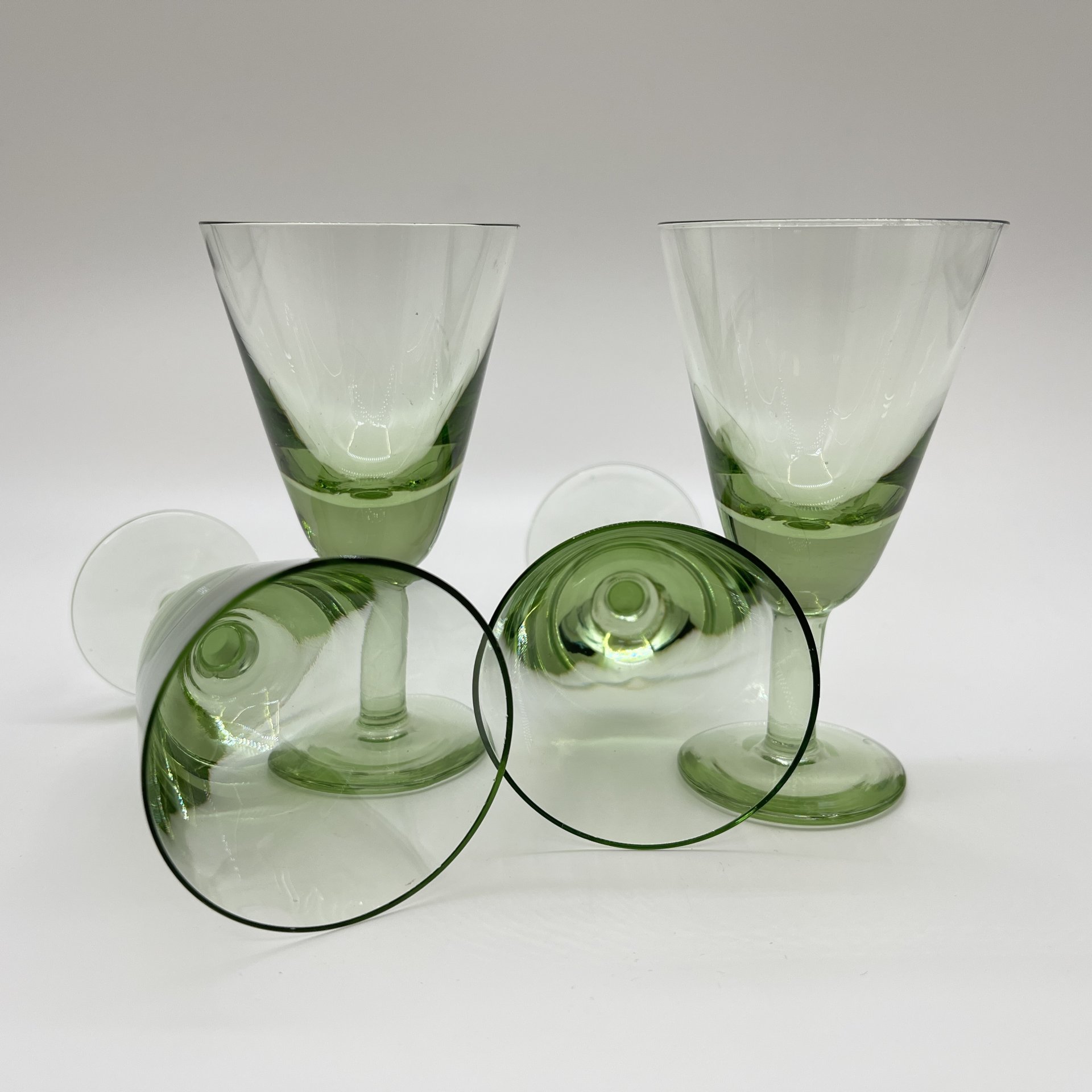 Набор рюмок на 4 персоны, цветное стекло