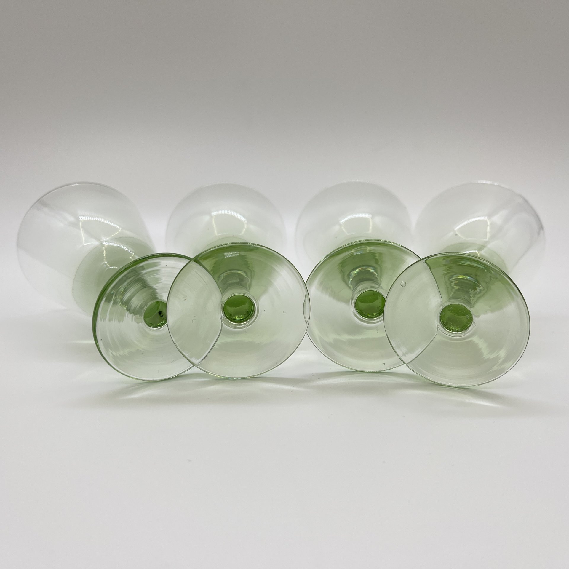 Набор рюмок на 4 персоны, цветное стекло