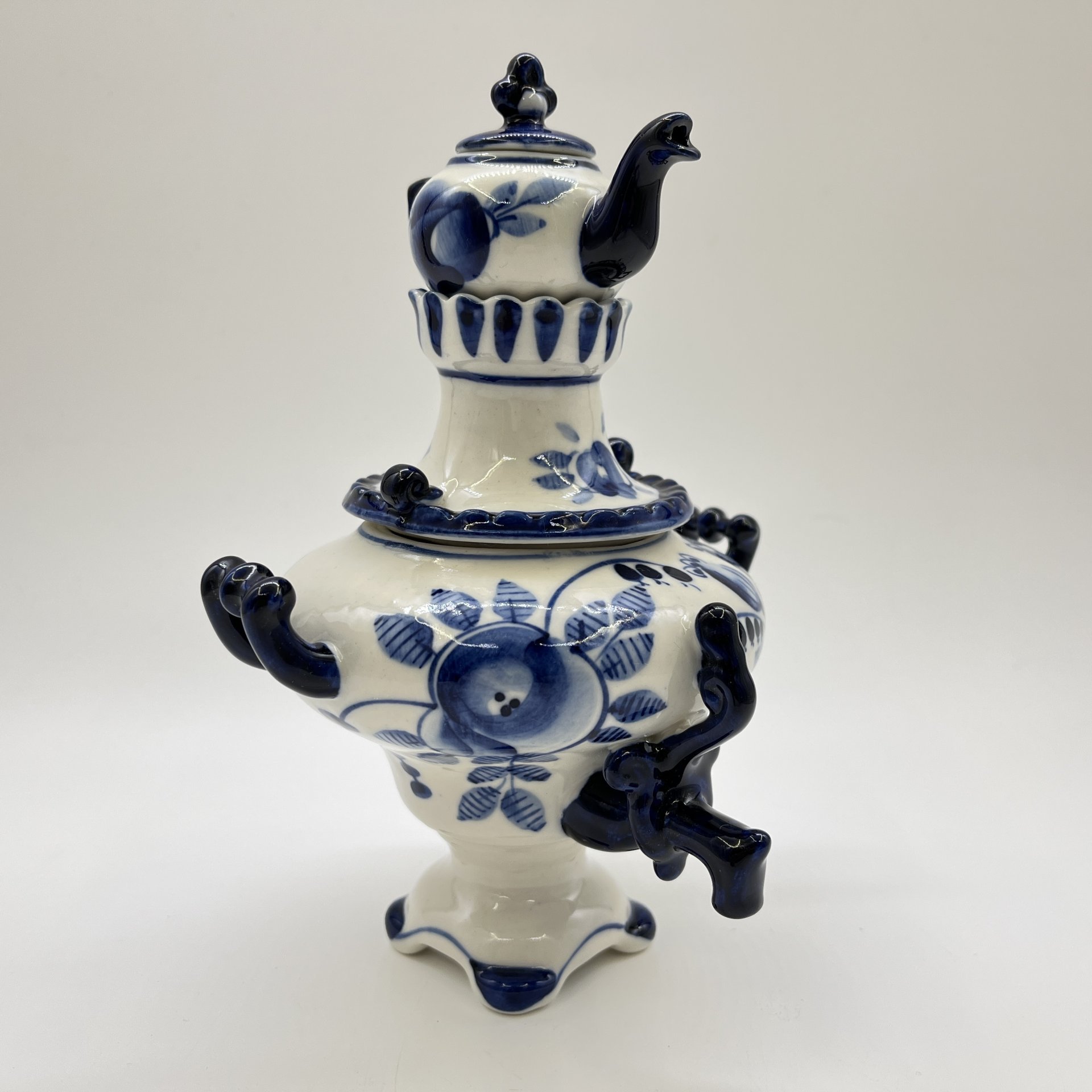 Самовар декоративный с чайником, украшенный цветочным декором, фарфор, роспись, Объединение «Гжель», СССР, 1972-1985 гг.