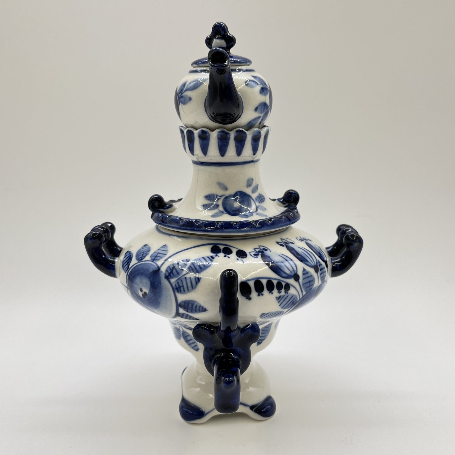 Самовар декоративный с чайником, украшенный цветочным декором, фарфор, роспись, Объединение «Гжель», СССР, 1972-1985 гг.