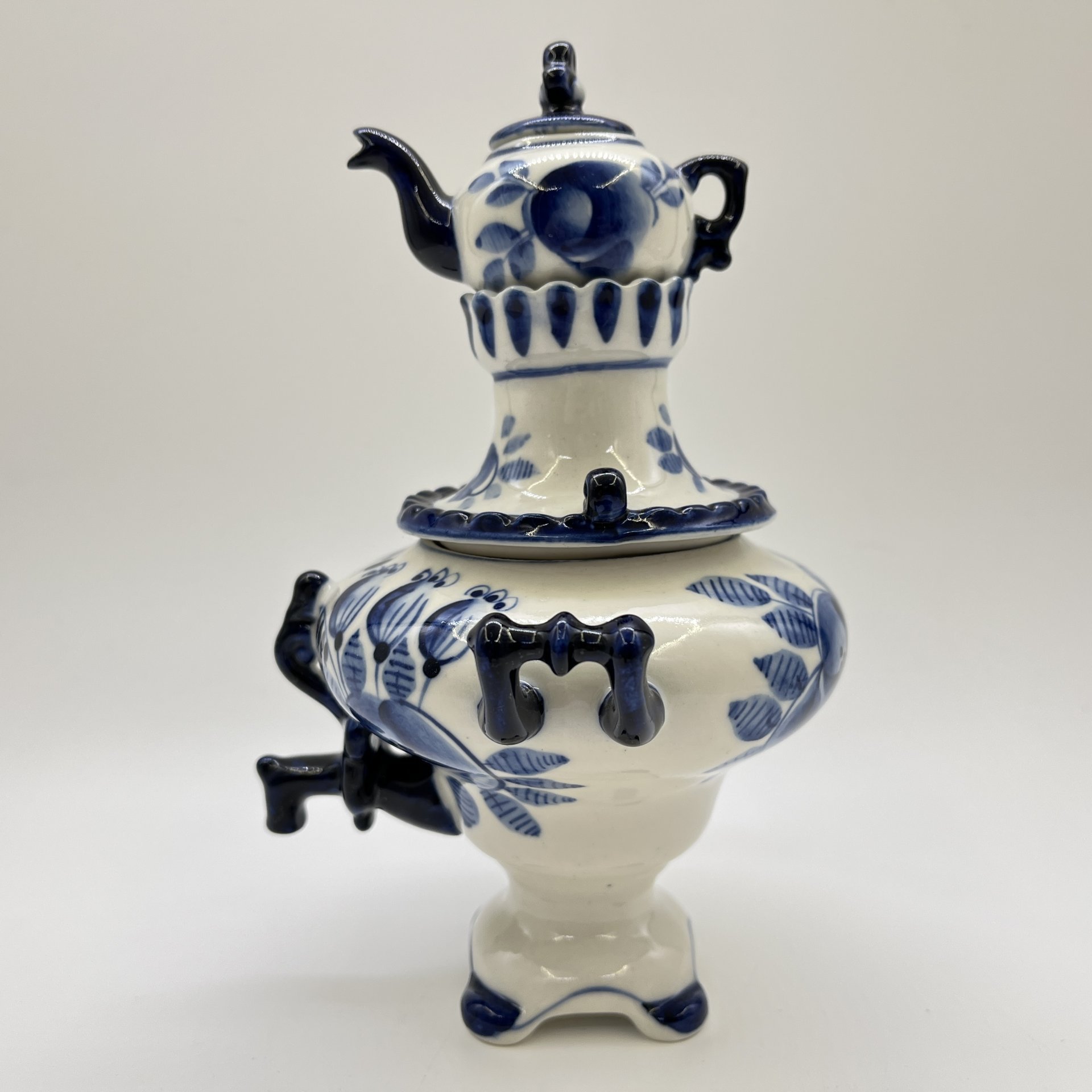 Самовар декоративный с чайником, украшенный цветочным декором, фарфор, роспись, Объединение «Гжель», СССР, 1972-1985 гг.