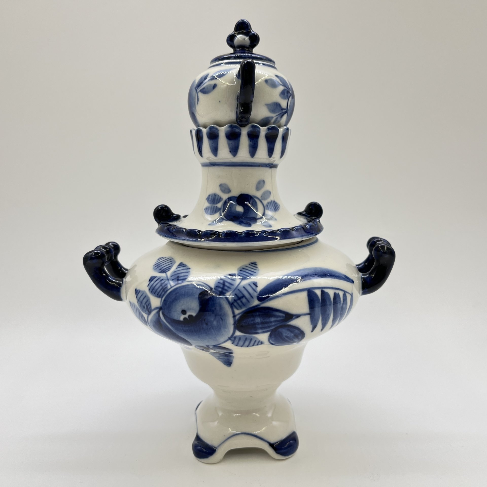 Самовар декоративный с чайником, украшенный цветочным декором, фарфор, роспись, Объединение «Гжель», СССР, 1972-1985 гг.