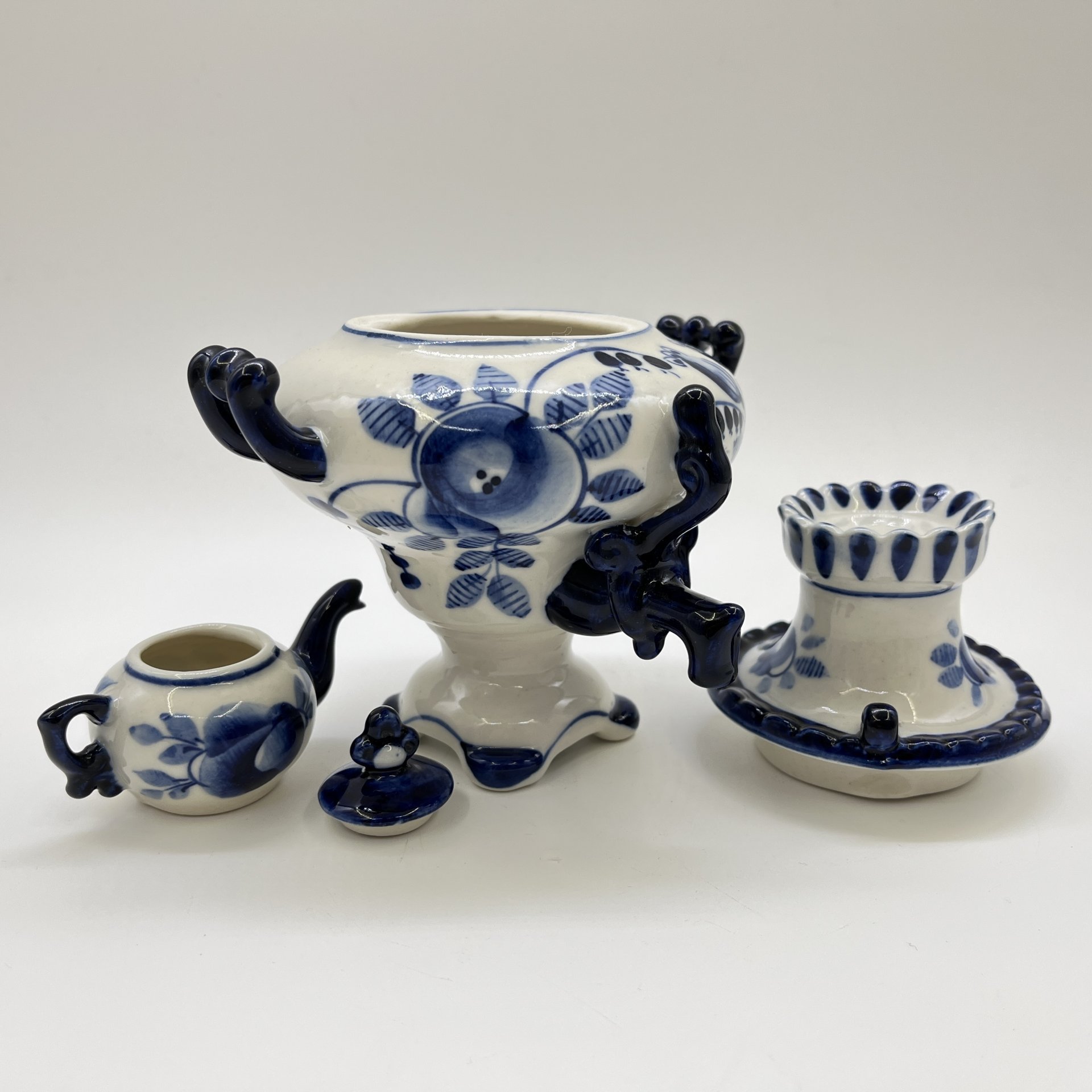 Самовар декоративный с чайником, украшенный цветочным декором, фарфор, роспись, Объединение «Гжель», СССР, 1972-1985 гг.