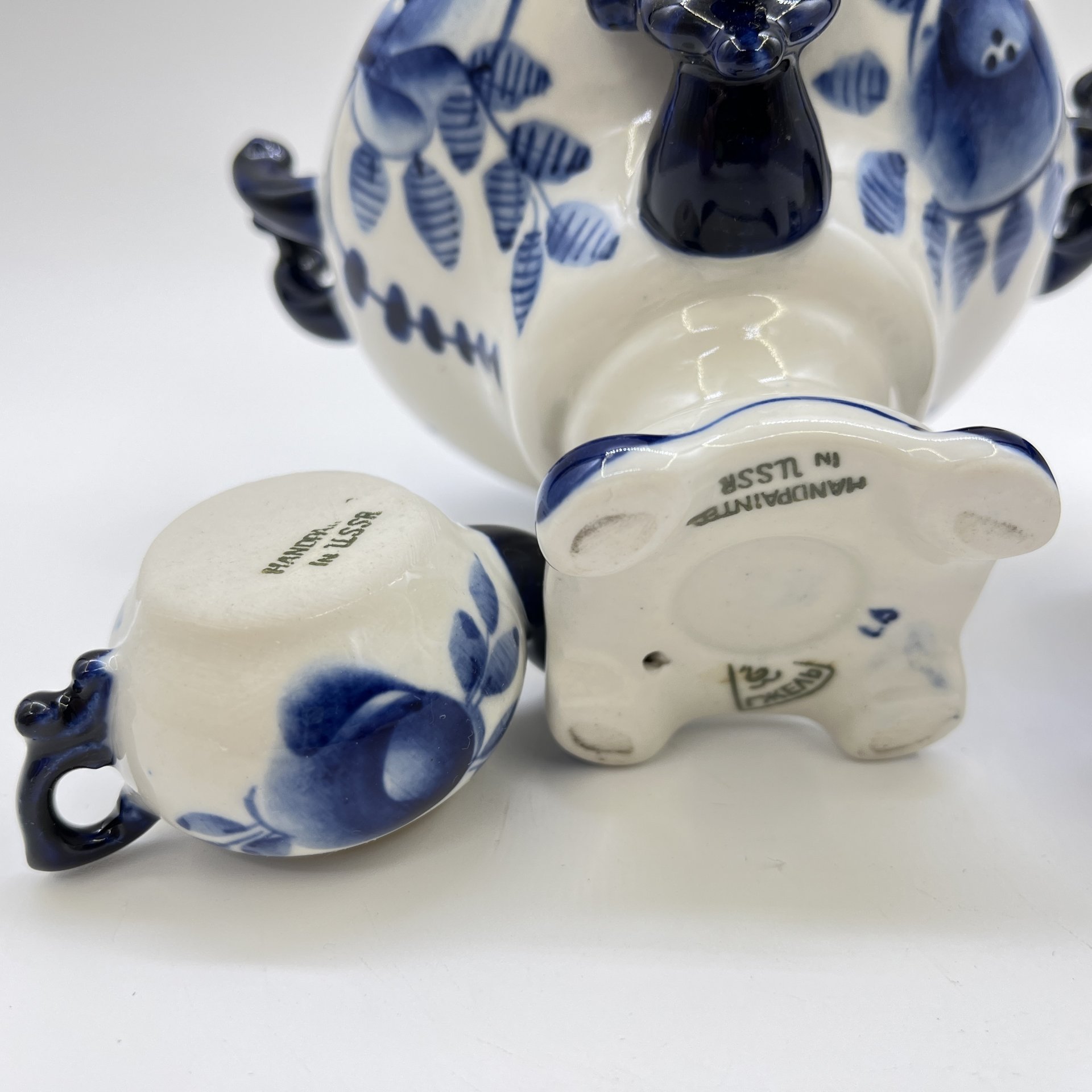 Самовар декоративный с чайником, украшенный цветочным декором, фарфор, роспись, Объединение «Гжель», СССР, 1972-1985 гг.