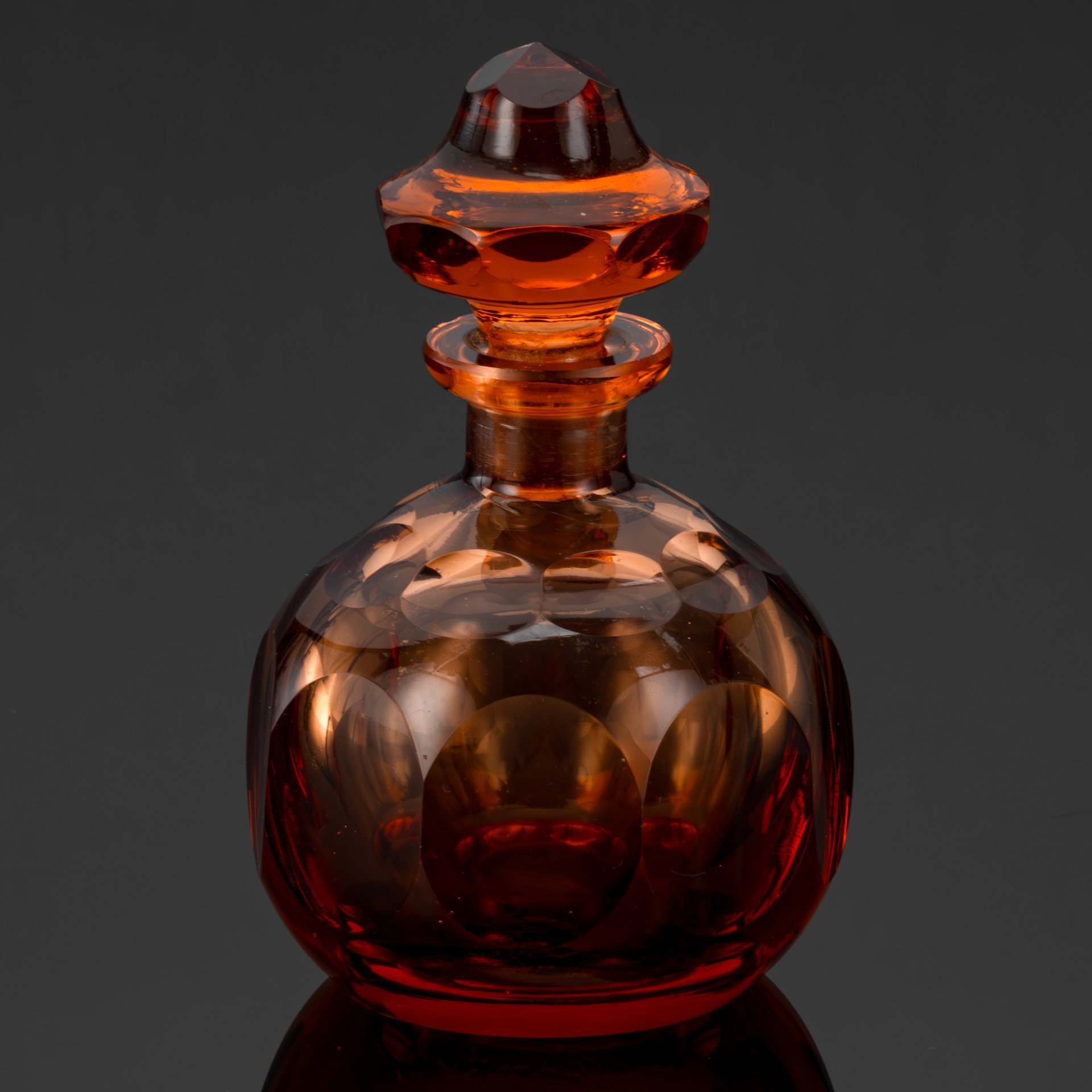 Флакон парфюмерный карамельного оттенка, украшенный округлыми линзами,  Landeskronen Kristall Siebert & Marquardt Görlitz, стекло, Германия, 1920-1930 гг.