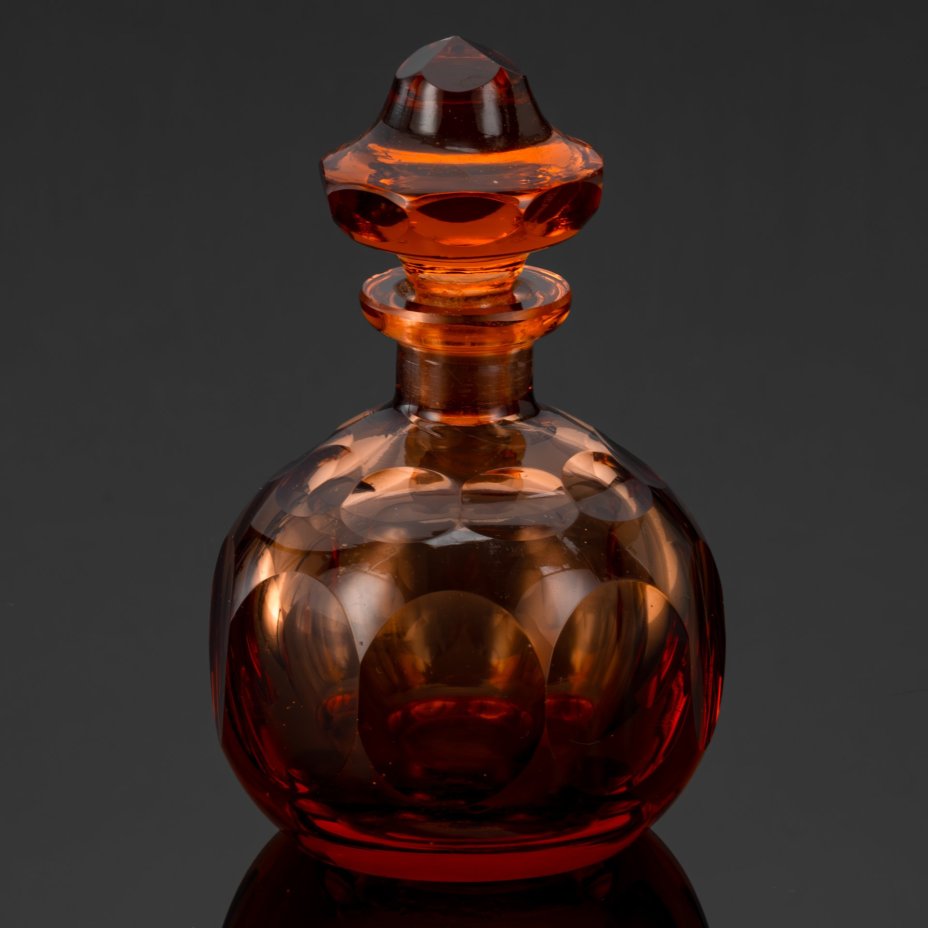 Флакон парфюмерный карамельного оттенка, украшенный округлыми линзами,  Landeskronen Kristall Siebert & Marquardt Görlitz, стекло, Германия, 1920-1930 гг.