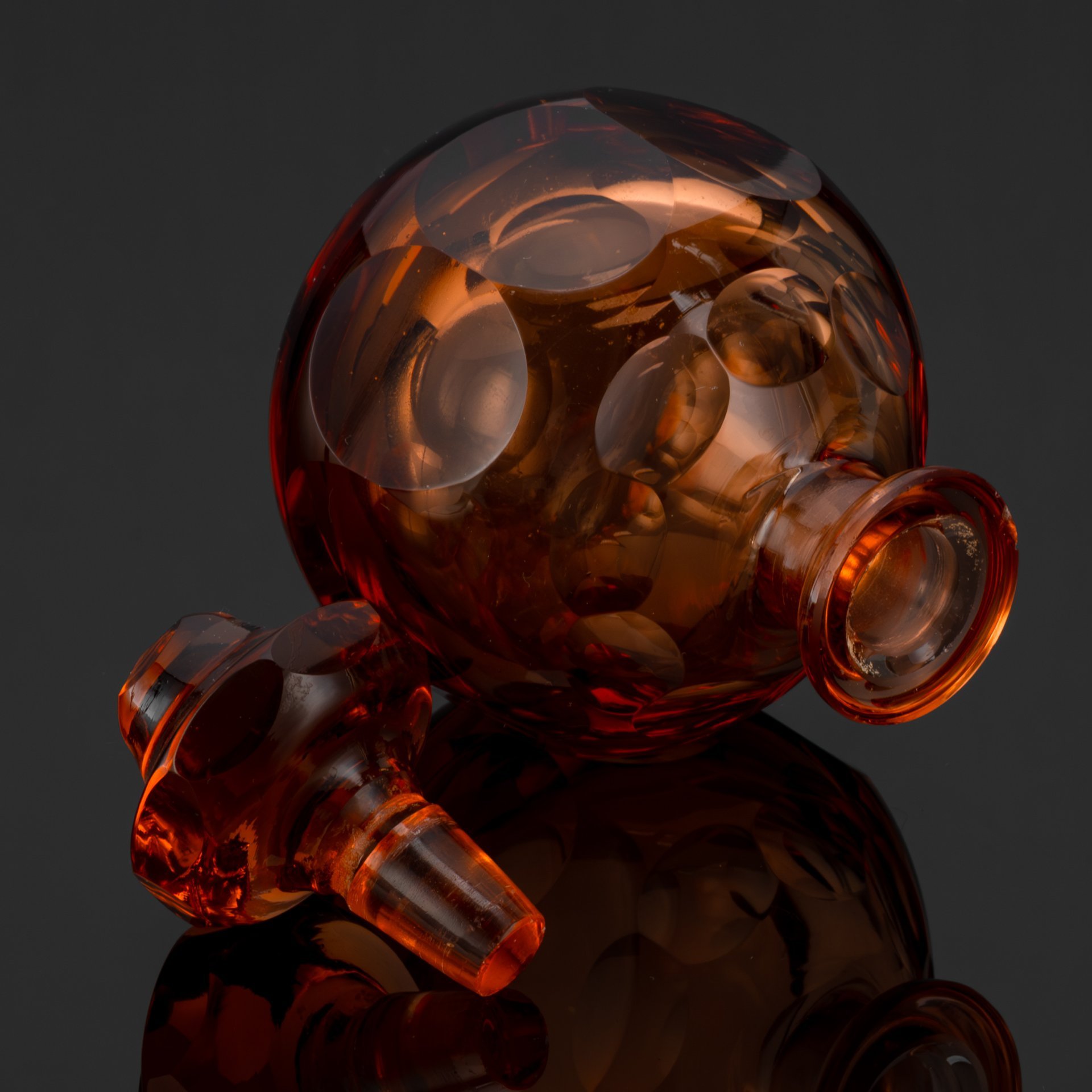 Флакон парфюмерный карамельного оттенка, украшенный округлыми линзами,  Landeskronen Kristall Siebert & Marquardt Görlitz, стекло, Германия, 1920-1930 гг.