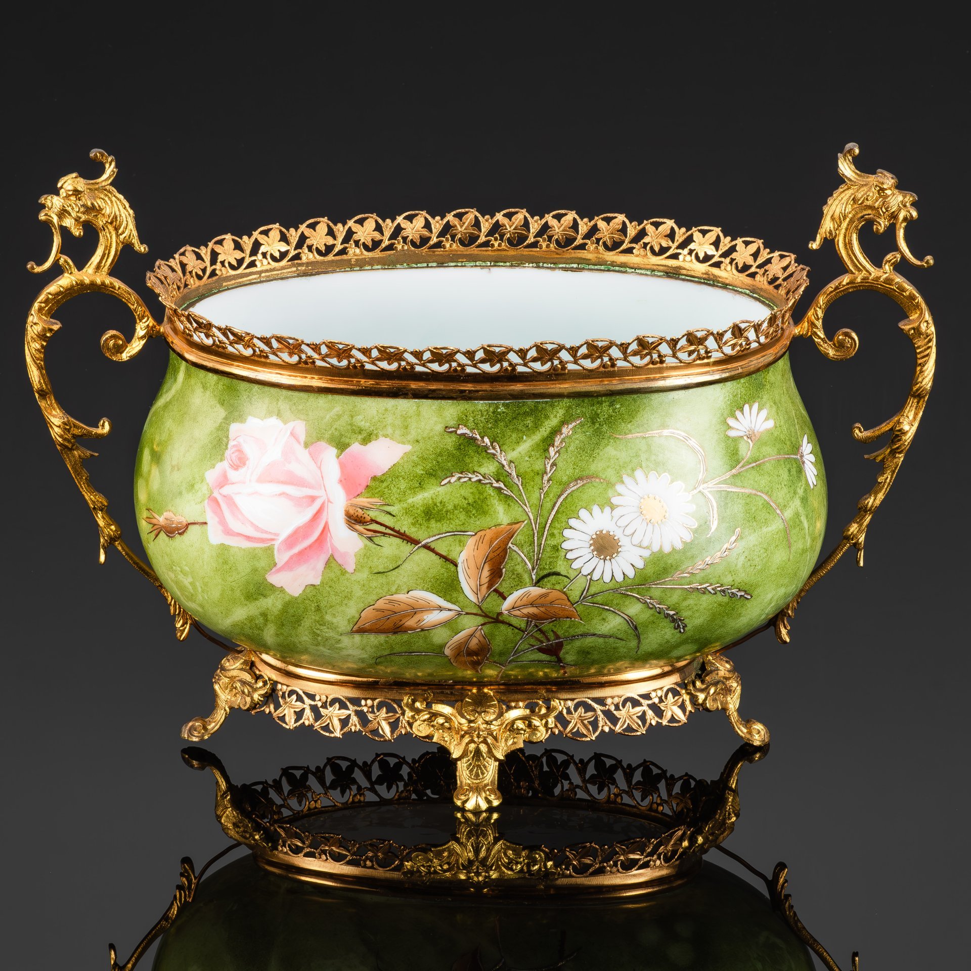 Кашпо с эффектом натурального камня, украшенное изображением мифологических существ и цветов, фарфор, латунь, роспись, золочение, Западная Европа, 1900-1920 гг.