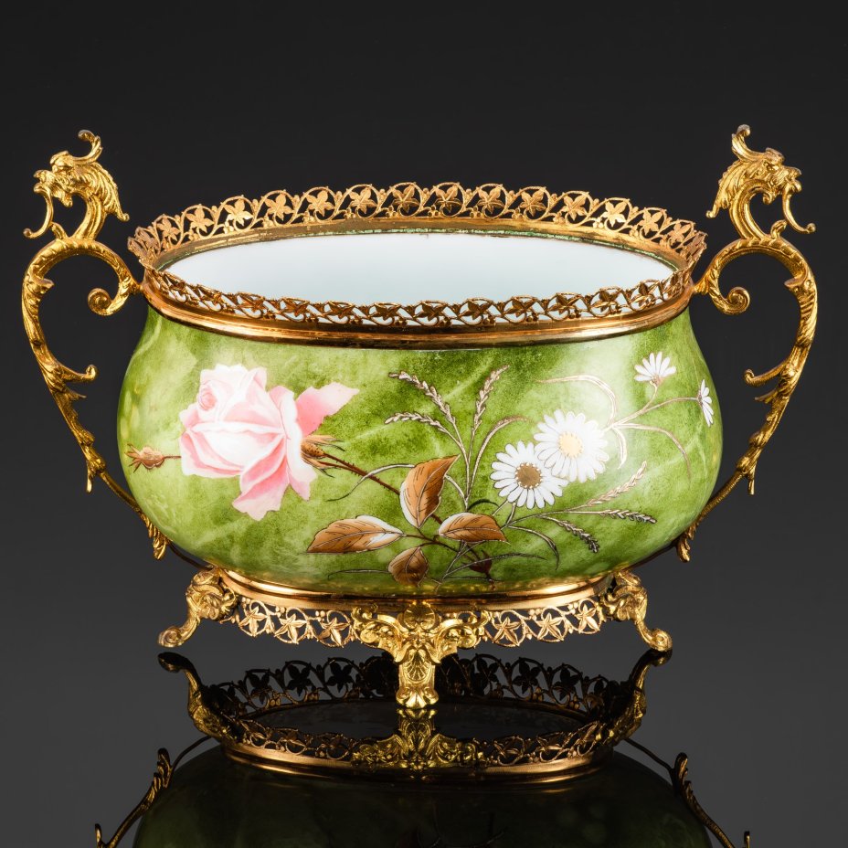 Кашпо с эффектом натурального камня, украшенное изображением мифологических существ и цветов, фарфор, латунь, роспись, золочение, Западная Европа, 1900-1920 гг.