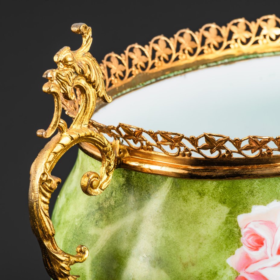 Кашпо с эффектом натурального камня, украшенное изображением мифологических существ и цветов