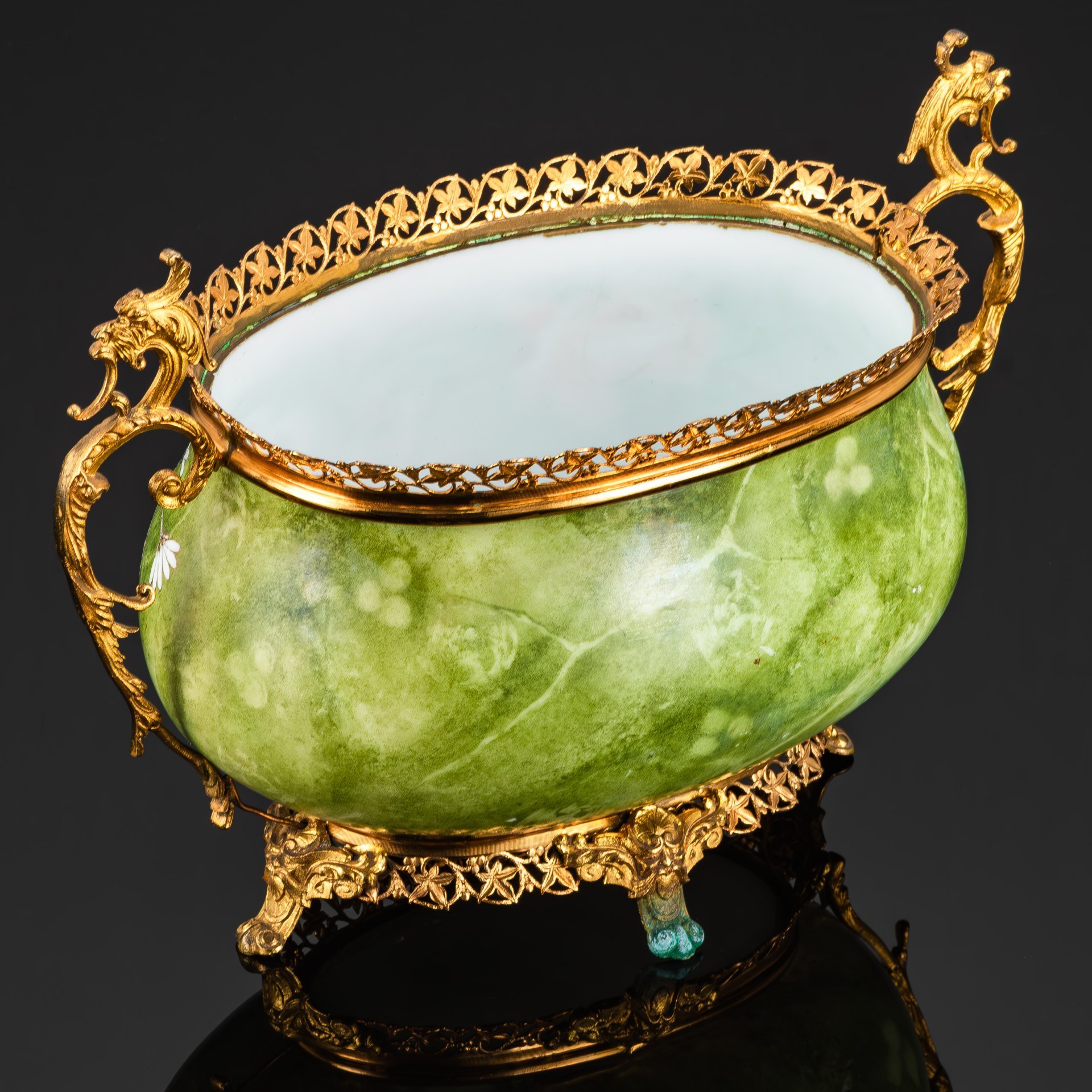 Кашпо с эффектом натурального камня, украшенное изображением мифологических существ и цветов, фарфор, латунь, роспись, золочение, Западная Европа, 1900-1920 гг.