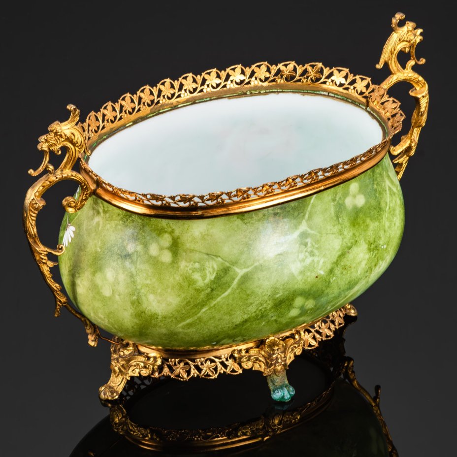 Кашпо с эффектом натурального камня, украшенное изображением мифологических существ и цветов