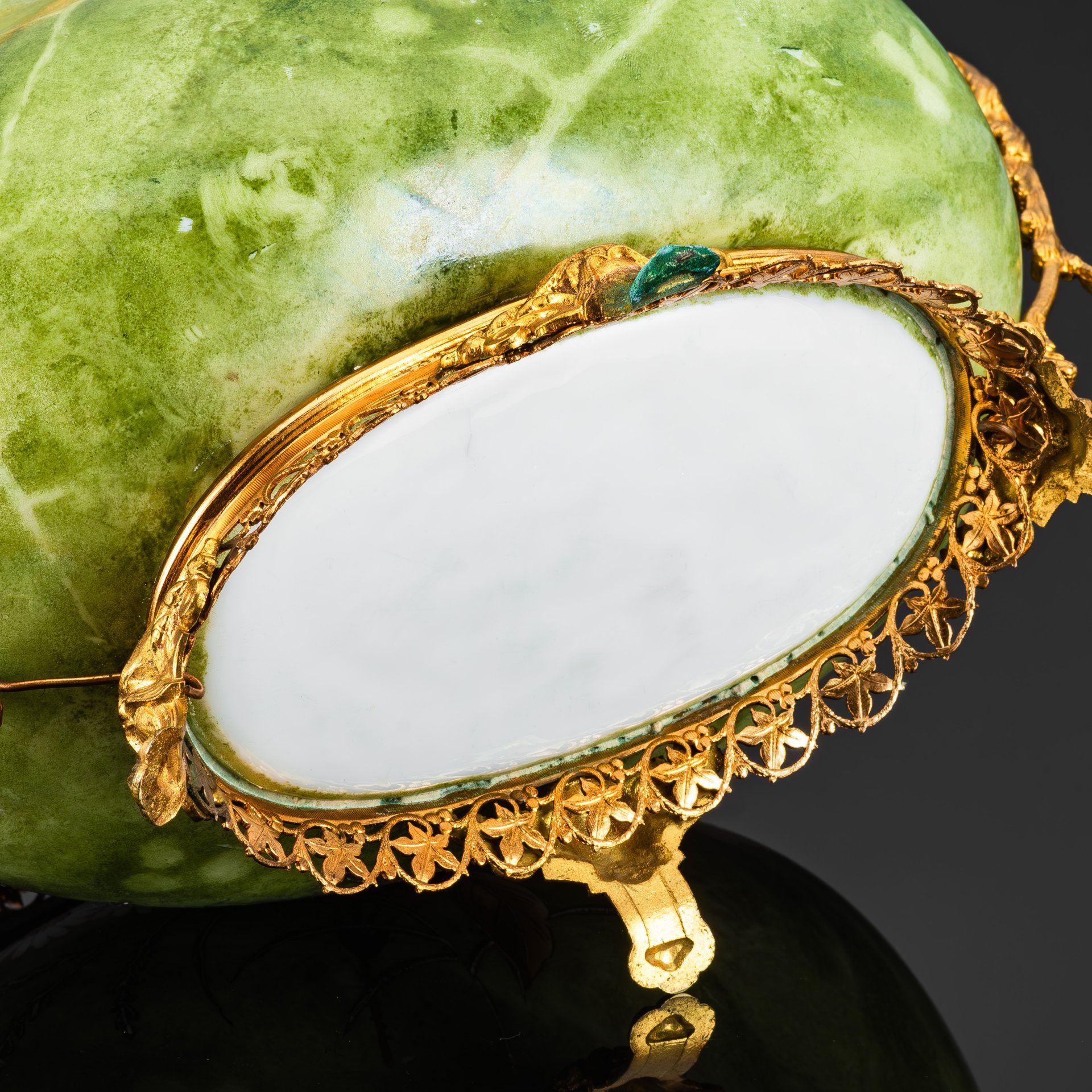 Кашпо с эффектом натурального камня, украшенное изображением мифологических существ и цветов, фарфор, латунь, роспись, золочение, Западная Европа, 1900-1920 гг.