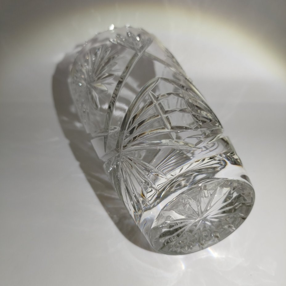 Ваза для цветов с рельефным цветочным декором