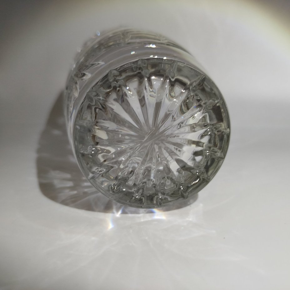 Ваза для цветов с рельефным цветочным декором