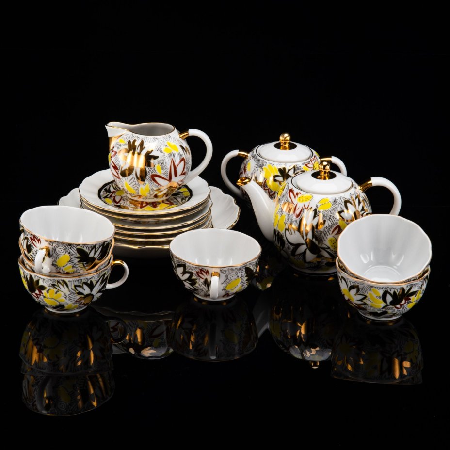 Сервиз чайный "Золотые ромашки" на 6 персон (16 предметов), автор формы "Тюльпан" С.Е. Яковлева, автор росписи Л.И. Григорьева, фарфор, деколь, золочение, Ленинградский фарфоровый завод (ЛФЗ), СССР, 1970-1992 гг.