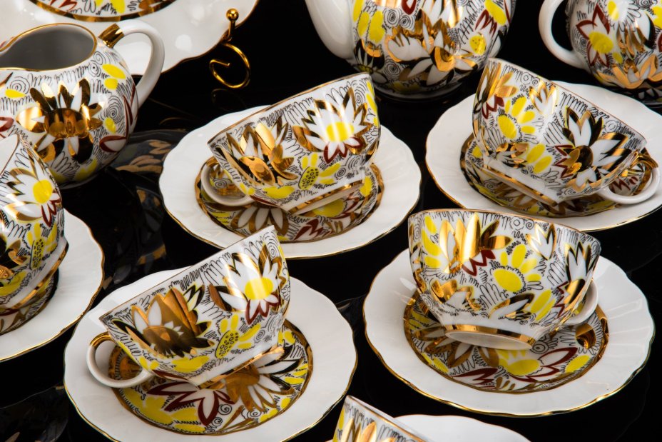 Сервиз чайный "Золотые ромашки" на 6 персон (16 предметов), автор формы "Тюльпан" С.Е. Яковлева, автор росписи Л.И. Григорьева, фарфор, деколь, золочение, Ленинградский фарфоровый завод (ЛФЗ), СССР, 1970-1992 гг.