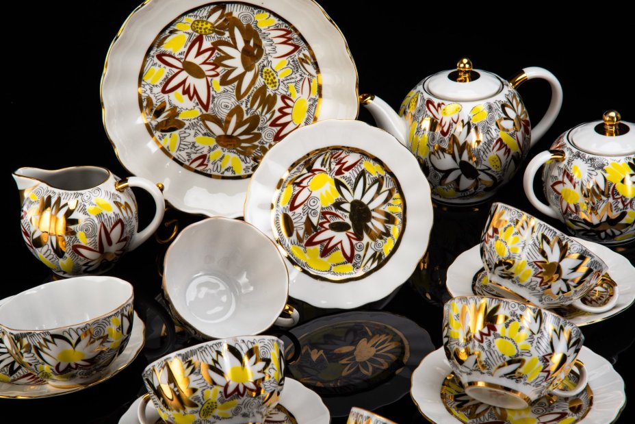 Сервиз чайный "Золотые ромашки" на 6 персон (16 предметов), автор формы "Тюльпан" С.Е. Яковлева, автор росписи Л.И. Григорьева, фарфор, деколь, золочение, Ленинградский фарфоровый завод (ЛФЗ), СССР, 1970-1992 гг.