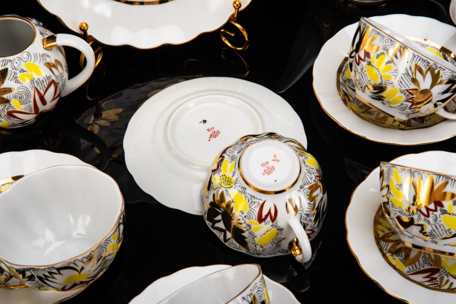 Сервиз чайный "Золотые ромашки" на 6 персон (16 предметов), автор формы "Тюльпан" С.Е. Яковлева, автор росписи Л.И. Григорьева, фарфор, деколь, золочение, Ленинградский фарфоровый завод (ЛФЗ), СССР, 1970-1992 гг.