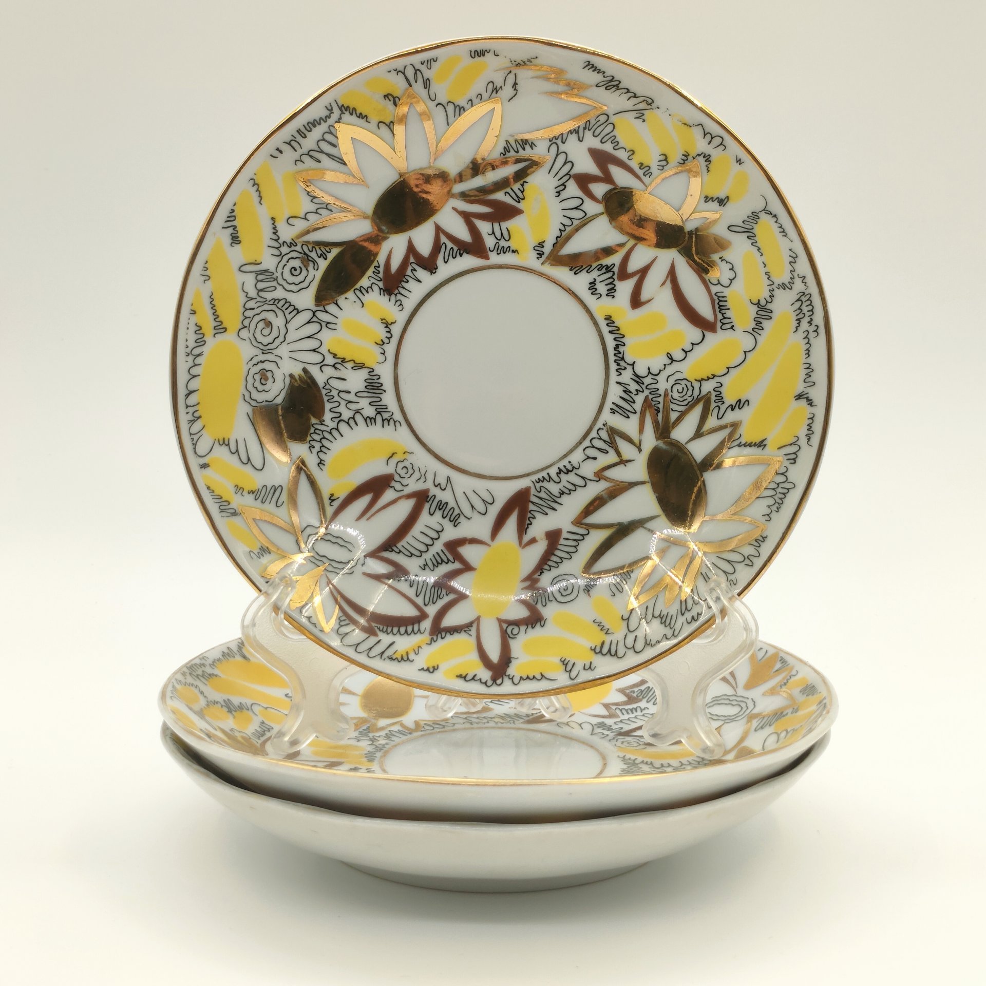 Набор из 3-х блюдец "Золотые ромашки", автор росписи Л.И. Григорьева, фарфор, деколь, золочение, Ленинградский фарфоровый завод (ЛФЗ), СССР, 1970-1991 гг.