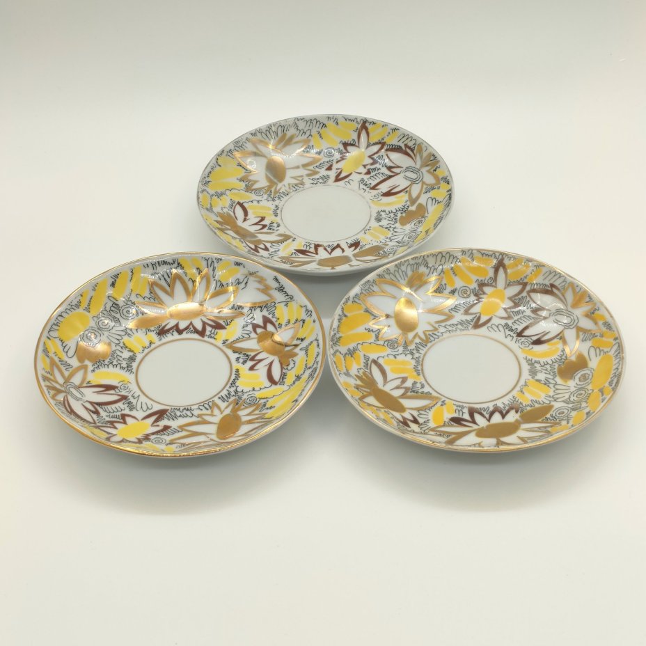 Набор из 3-х блюдец "Золотые ромашки", автор росписи Л.И. Григорьева, фарфор, деколь, золочение, Ленинградский фарфоровый завод (ЛФЗ), СССР, 1970-1991 гг.