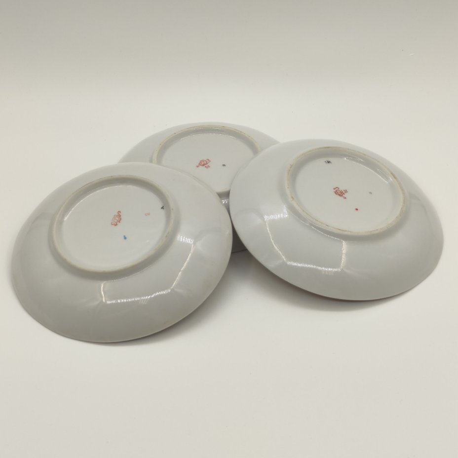 Набор из 3-х блюдец "Золотые ромашки", автор росписи Л.И. Григорьева, фарфор, деколь, золочение, Ленинградский фарфоровый завод (ЛФЗ), СССР, 1970-1991 гг.