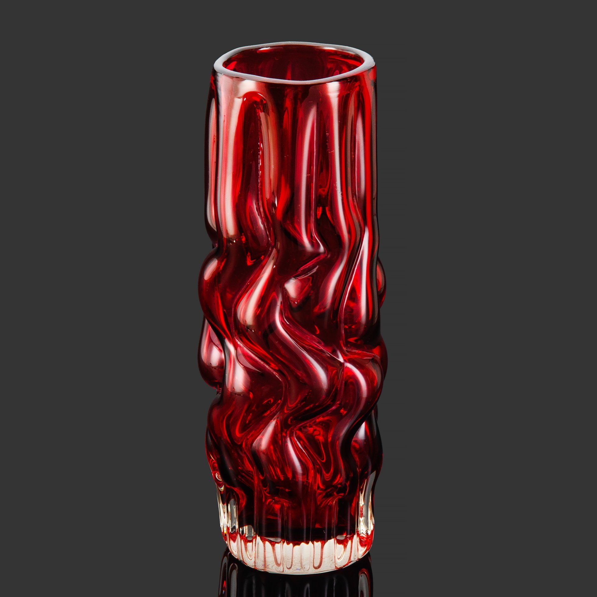 Ваза малинового оттенка, автор Pavel Hlava (Павел Хлава), цветное стекло, гутная техника, Crystalex, г. Нови-Бор (Новый Бор), Чехословакия, 1960-1970 гг.