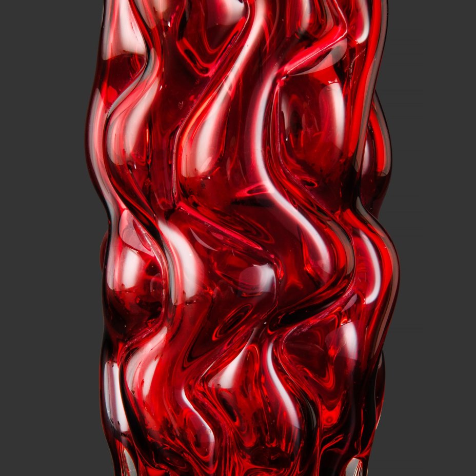 Ваза малинового оттенка, автор Pavel Hlava (Павел Хлава), цветное стекло, гутная техника, Crystalex, г. Нови-Бор (Новый Бор), Чехословакия, 1960-1970 гг.